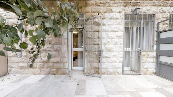 Comfortable rental, 2 bedroom apartment on Yoel Street, in Meah Shearim