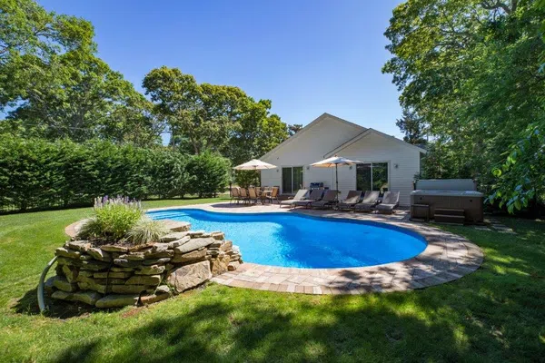 Hampton’s Haven: Hot Tub & Game room year round! Please see calendar.