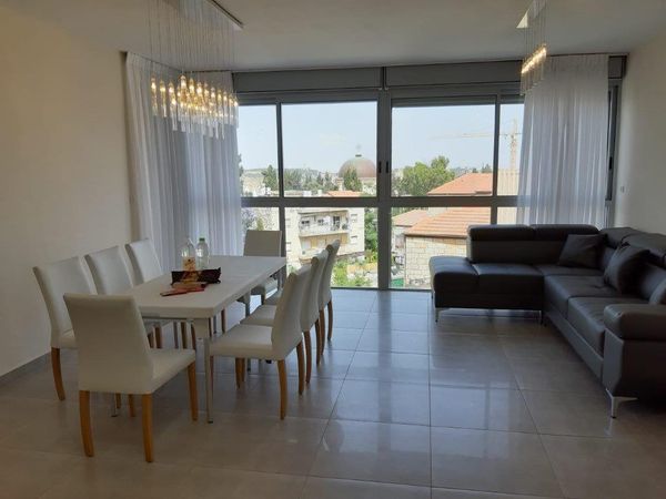 Strauss 4 bedroom luxurious spacious apartment