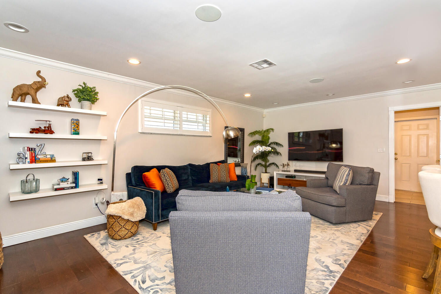 NEW updated completely Kosher Private Home in the beautiful Hollywood area