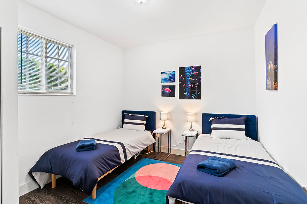 Modern Upscale 6-Bedroom villa with heated pool. Emerald Hills, Hollywood 