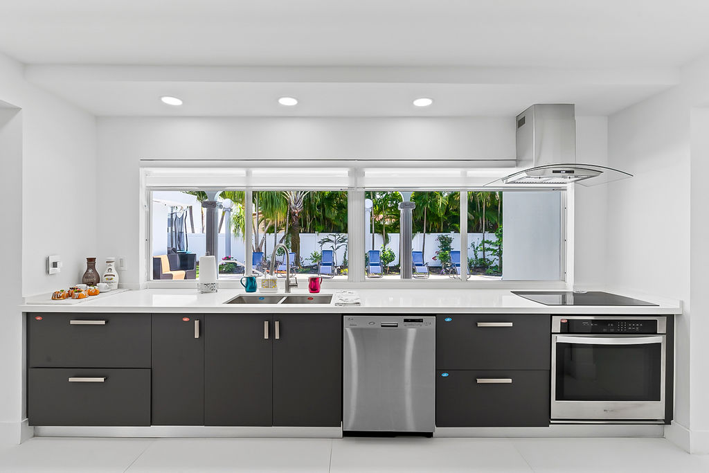 Modern Upscale 6-Bedroom villa with heated pool. Emerald Hills, Hollywood 