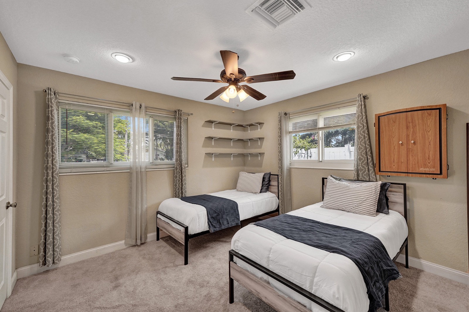 Charming Waterfront Private Glatt Kosher Home 