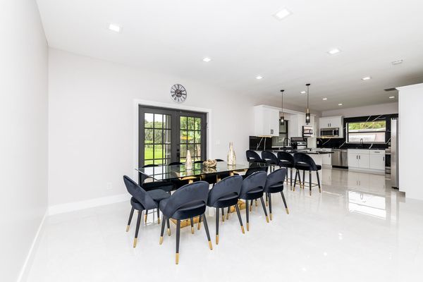 Luxury 5 bedroom home in Davie, Hollywood Florida with huge backyard and heated 