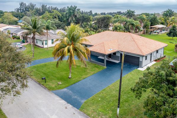 Luxury 5 bedroom home in Davie, Hollywood Florida with huge backyard and heated 