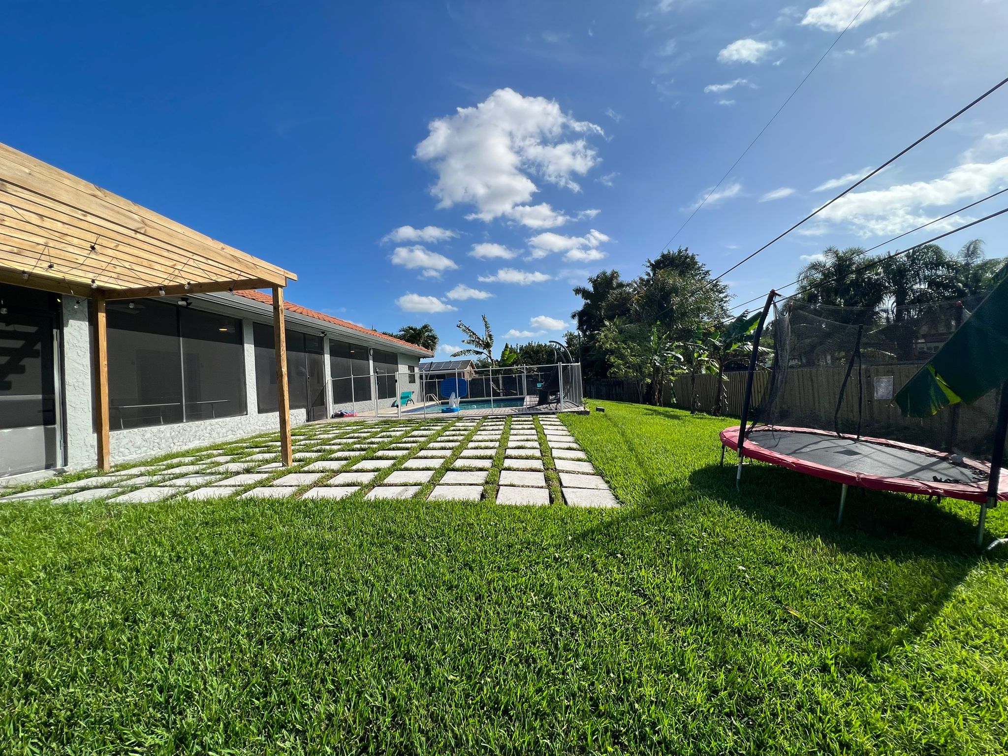 Luxury 5 bedroom home in Davie, Hollywood Florida with huge backyard and heated 