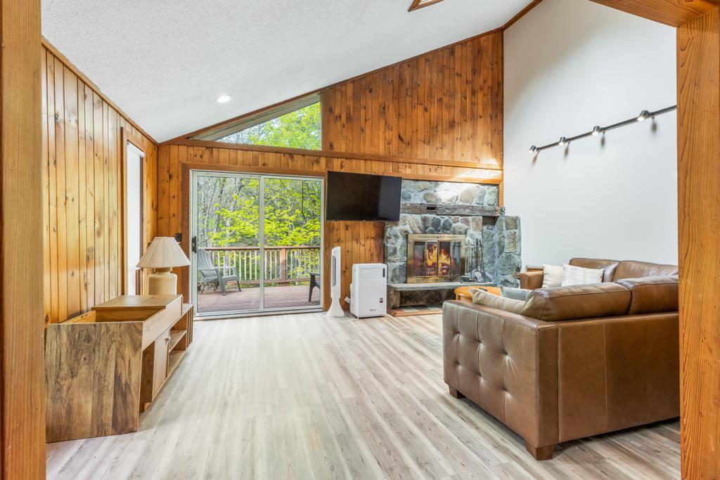 Mt. Snow Newly Renovated 3 Bedroom + Loft Chalet