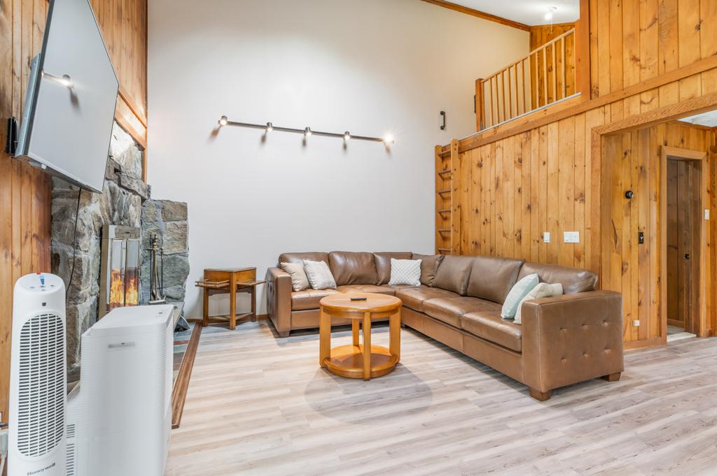 Mt. Snow Newly Renovated 3 Bedroom + Loft Chalet