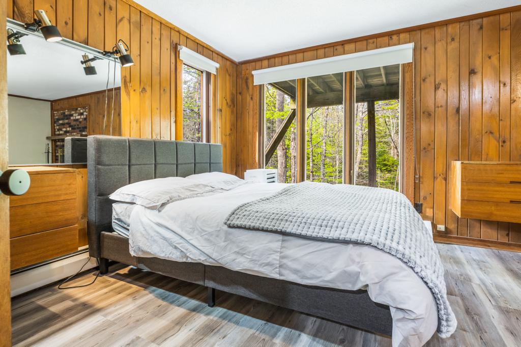 Mt. Snow Newly Renovated 3 Bedroom + Loft Chalet
