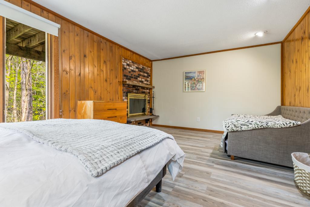 Mt. Snow Newly Renovated 3 Bedroom + Loft Chalet