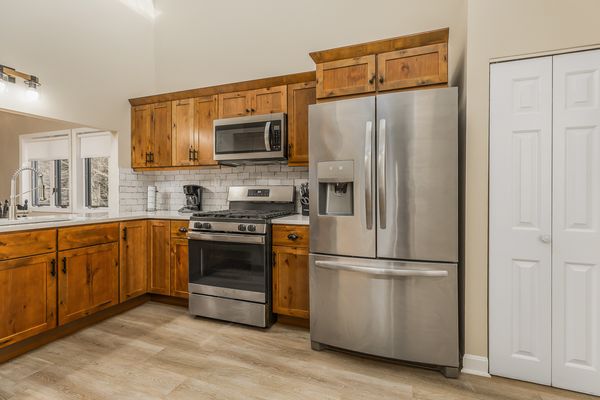 Mt. Snow, Huge, 4++ bedroom Beautiful chalet w hot tub & sauna