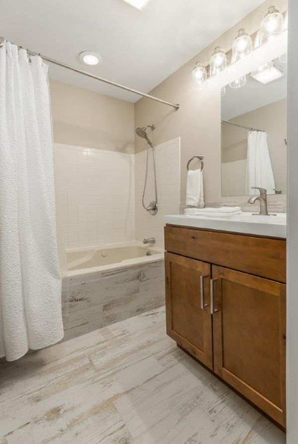 Mt. Snow, Huge, 4++ bedroom Beautiful chalet w hot tub & sauna