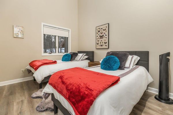 Mt. Snow, Huge, 4++ bedroom Beautiful chalet w hot tub & sauna