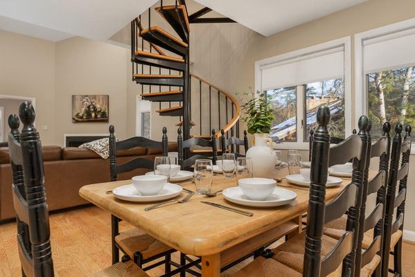 Mt. Snow, Huge, 4++ bedroom Beautiful chalet w hot tub & sauna