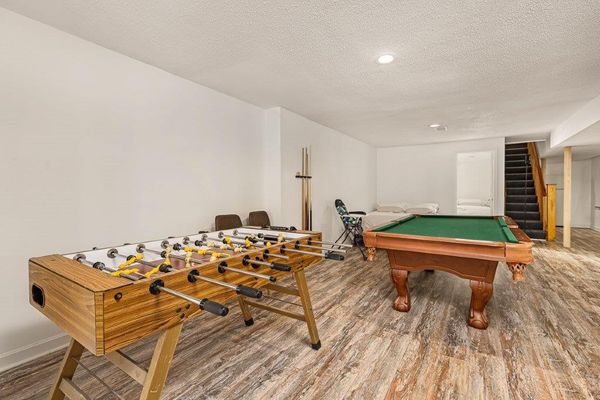 Mt. Snow, Huge, 4++ bedroom Beautiful chalet w hot tub & sauna