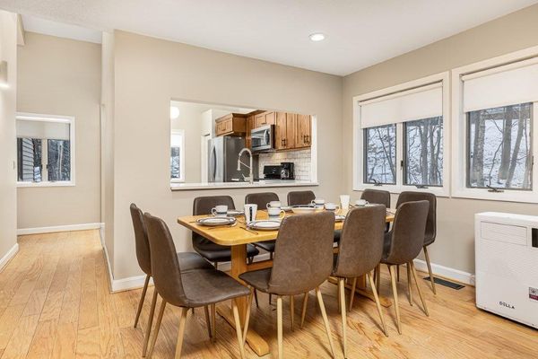 Mt. Snow, Huge, 4++ bedroom Beautiful chalet w hot tub & sauna