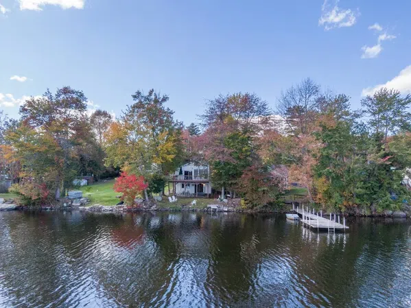 Lake House Breathtaking Villa with 6 BRs