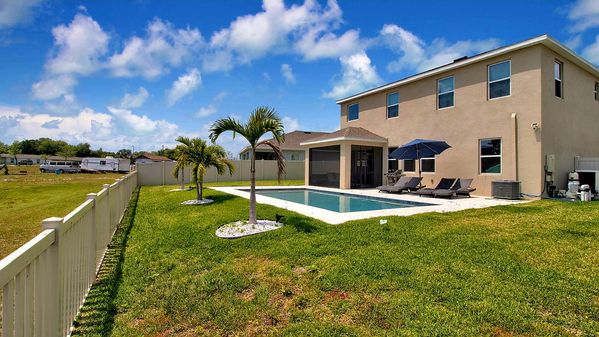 Luxury Kosher Lakefront Villa with Private Pool in Tampa