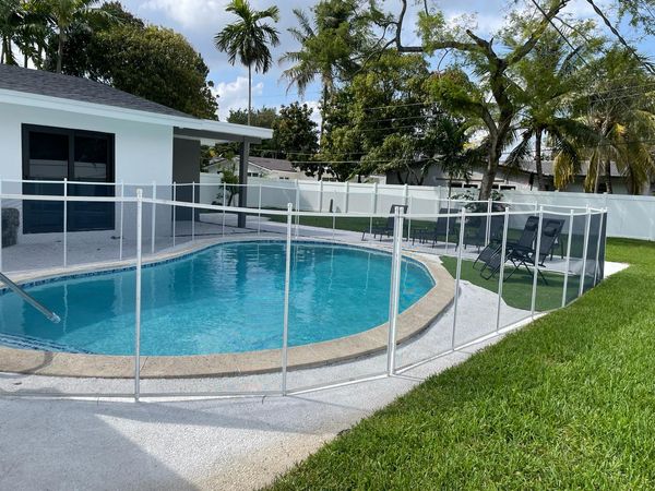 SunScape Villa, Brand New Modern 3 Bedroom House With Private Heated Pool