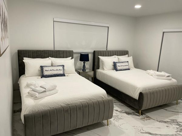 SunScape Villa, Brand New Modern 3 Bedroom House With Private Heated Pool