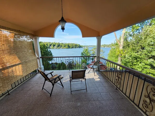Ador Lago Mansion                *Midwinter Deal *Boats, Kayak *   *Pool   * Sauna    *Jacuzzi