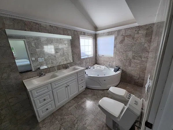 Ador Lago Mansion                *Midwinter Deal *Boats, Kayak *   *Pool   * Sauna    *Jacuzzi