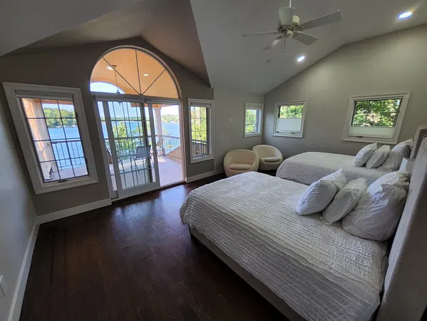 Ador Lago Mansion                *Midwinter Deal *Boats, Kayak *   *Pool   * Sauna    *Jacuzzi