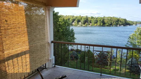 Ador Lago Mansion                *Midwinter Deal *Boats, Kayak *   *Pool   * Sauna    *Jacuzzi