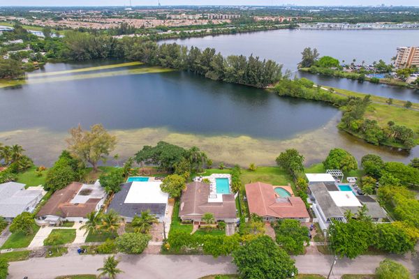 Ruby Villa - Lakefront Villa