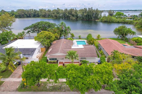 Ruby Villa - Lakefront Villa