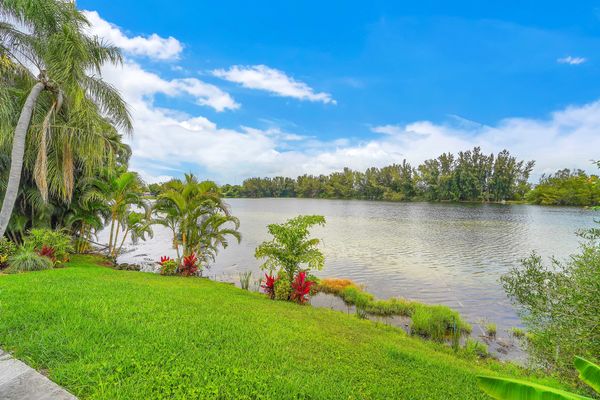 Ruby Villa - Lakefront Villa