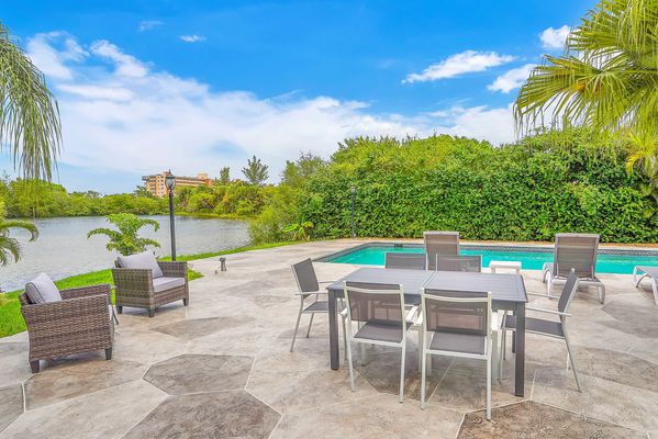 Ruby Villa - Lakefront Villa
