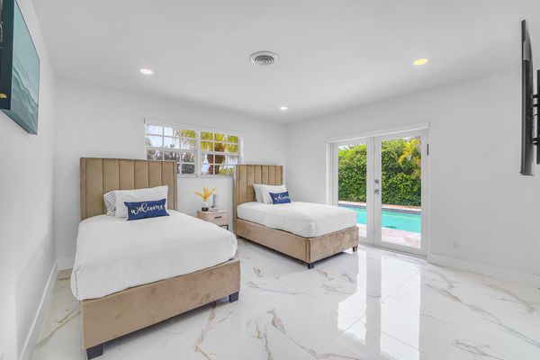 Ruby Villa - Lakefront Villa