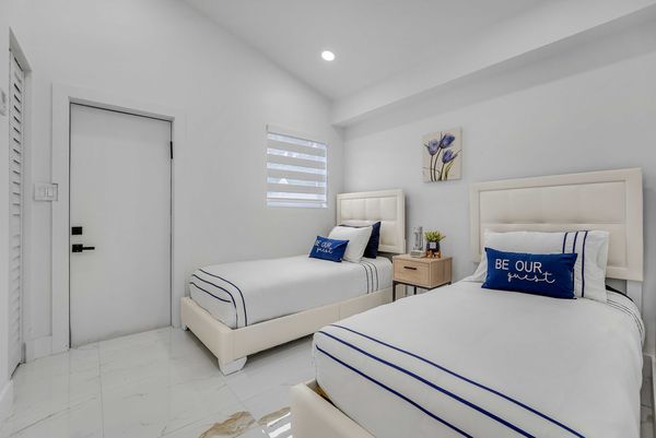 Ruby Villa - Lakefront Villa