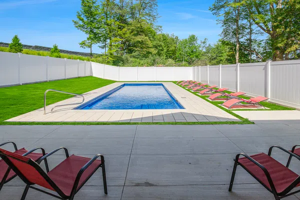 Ferndale Manor with private pool 