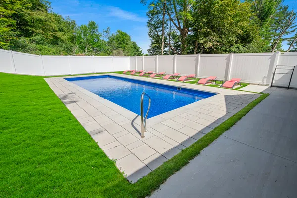 Ferndale Manor with private pool 