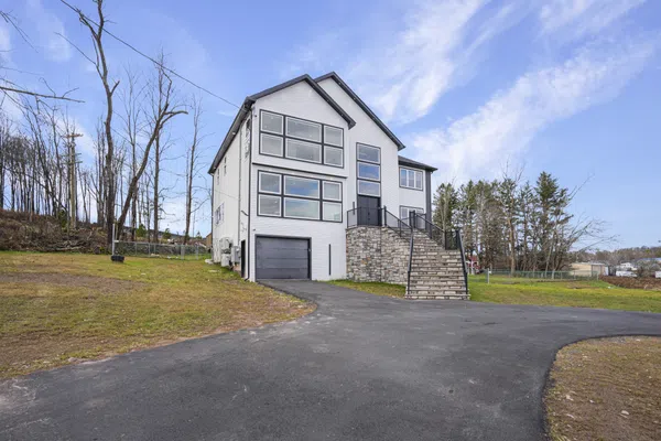 Ferndale Manor with private pool 