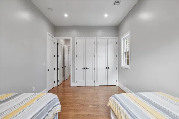 The Wood Villa! SALE! for  July 18 weekend $2,900.