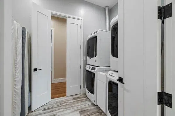 The Wood Villa! SALE! for  July 18 weekend $2,900.