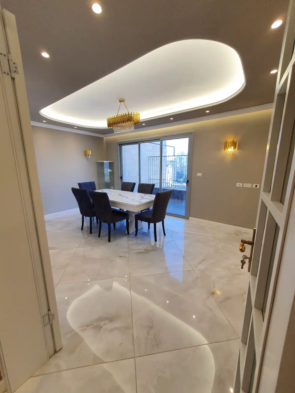 gorgeous 3 bedroom apartment in the center