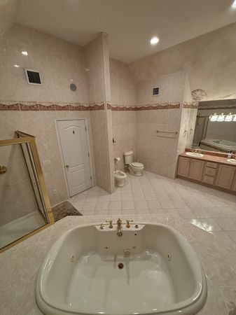 9 BEDROOM MANSION WITH LARGE HEATED POOL
