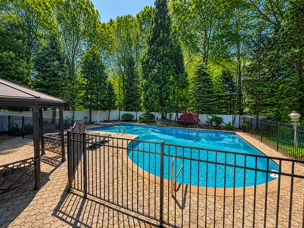 9 BEDROOM MANSION WITH LARGE HEATED POOL