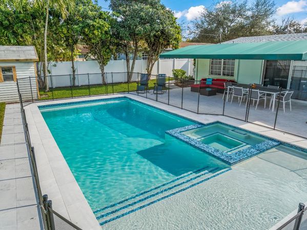 THE BREEZEWAY:  Charming Fully-Furnished Villa – steps from the Pickwick Lake!