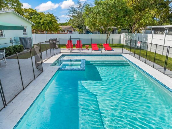 THE BREEZEWAY:  Charming Fully-Furnished Villa – steps from the Pickwick Lake!