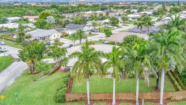 VILLA BOCA: 4BD/3 BA HEATED POOL CORNER LOT