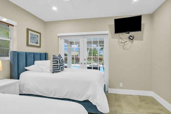 VILLA BOCA: 4BD/3 BA HEATED POOL CORNER LOT