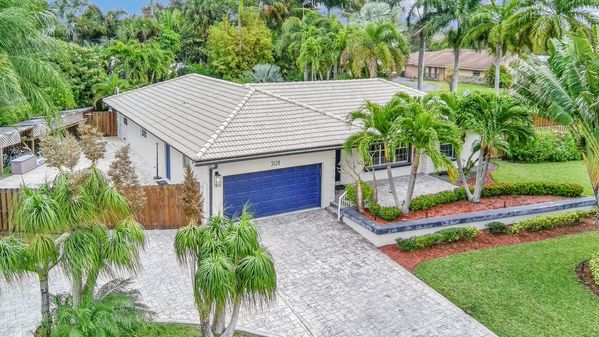 VILLA BOCA: 4BD/3 BA HEATED POOL CORNER LOT