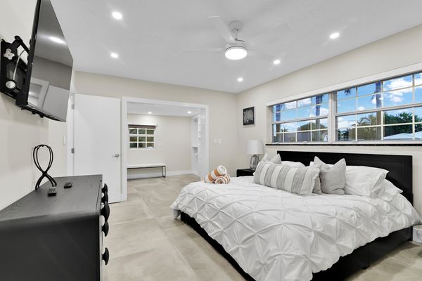 VILLA BOCA: 4BD/3 BA HEATED POOL CORNER LOT