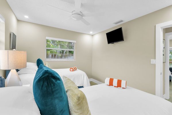 VILLA BOCA: 4BD/3 BA HEATED POOL CORNER LOT