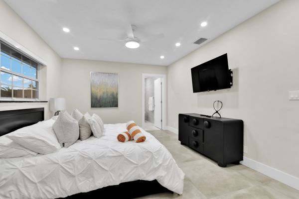 VILLA BOCA: 4BD/3 BA HEATED POOL CORNER LOT
